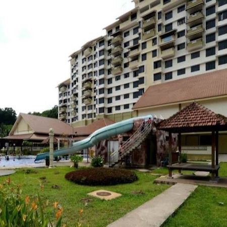 Puteri Beach Resort Port Dickson Exterior foto